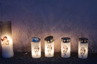 Des bougies allumées devant la maison de la tragédie lors de la marche blanche jeudi.